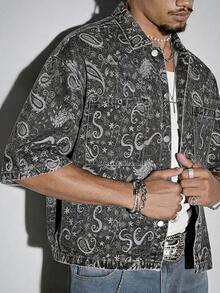 ROMWE MEN Grunge Punk Camisa vaquera de hombre de estilo casual de verano, estilo callejero y vacacional, con estampado de paisley, hombros caídos, bolsillo y diseño suelto y de retazos - Gris Claro - Ver 1
