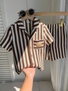SHEIN 2件組男童可愛休閒條紋卡通熊印花短袖上衣與短褲套裝，條紋套裝，襯衫套裝，男童套裝，夏季套裝，度假套裝 - 彩色 - 查看 8