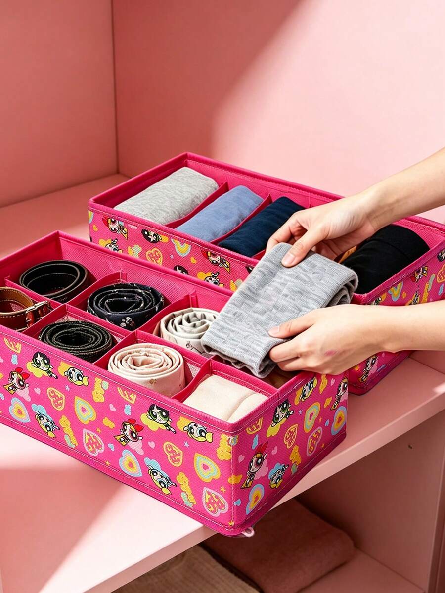 THE POWERPUFF GIRLS X SHEIN 1件/1套可折叠多隔层衣柜收纳袋,用于存放内衣和袜子。防尘设计,非常适合放在床下、橱柜顶部、抽屉里,或作为轻便的床边收纳袋。非常适合整理内衣、袜子、床上用品、折叠衣柜、房间装饰、卧室用品和夏季衣物。花朵、泡泡、毛茛花图案。 - 彩色 - 查看 1
