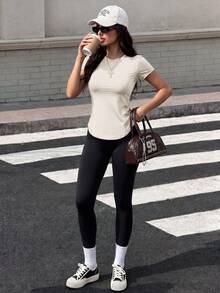 Muchica Einfarbiges figurbetontes Rundhals-Asymmetrisches Kurzarm-Athletik-T-Shirt für Frauen im Fitnessstudio - Beige - Übersicht 5