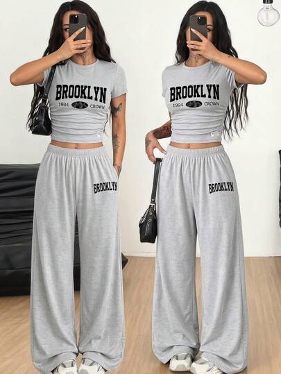 SHEIN Bộ áo thun và quần ngắn tay cổ tròn in họa tiết, thoải mái, rộng rãi, giá cả phải chăng dành cho nữ tuổi teen, trang phục mùa hè bằng vải dệt kim mềm mại, phù hợp cho kỳ nghỉ, du lịch, trường học, đại học và các dịp khác.