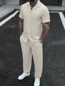 Manfinity CasualCool 2件組男士休閒純色紋理短袖襯衫與抽繩腰寬鬆直筒長褲套裝，兩件式穿搭服飾，舒適正式 - 杏色 - 查看 5