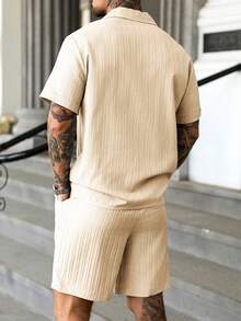 Manfinity Homme 男士成熟度假单排扣短袖衬衫和口袋短裤套装 - 米色 - 查看 2