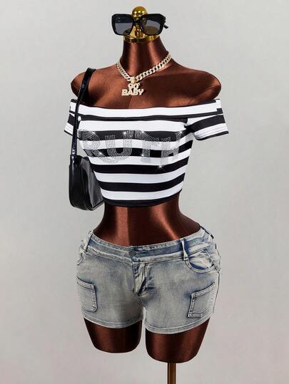 Mistrie Blusa cropped americana sexy com ombros à mostra, listras pretas e brancas e letras em strass. Modelo versátil que deixa a barriga à mostra.
