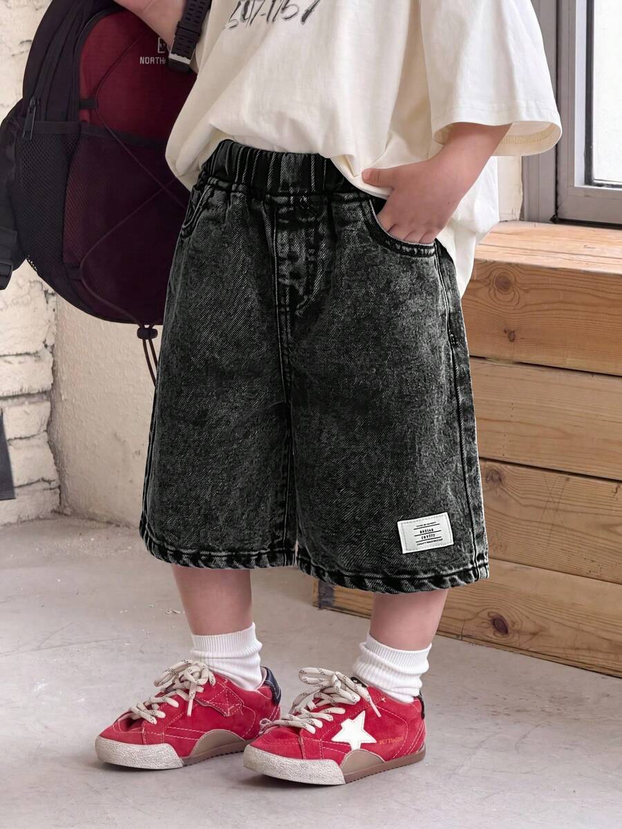 SHEIN 男童做旧休闲柔软基础款水洗牛仔布拼接装饰黑色宽松长款牛仔短裤,适合春夏穿着,日常、街头、节日、派对、海滩、生日、乡村等场合。 - 黑色 - 查看 1