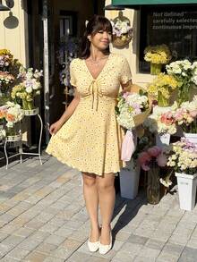 GalTyme Plus Size Women V-Neck Allover Print Ruched Fashion Date Party Dress - Pale Yellow - View 5