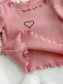 Conjunto de pijama de 3 piezas con parte superior de manga corta con estampado de oso de peluche y corazón floral, y pantalones con borde de lechuga para bebé niña - Rosa - Ver 5