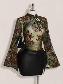 SHEIN ICON Áo kiểu nữ cỡ lớn mùa xuân/hè gợi cảm, phong cách retro cá tính, tiên phong, táo bạo, phong cách Y2K thanh lịch, hiện đại đô thị, màu xanh lá cây, lưới, nâu, họa tiết hoa nhung, kiểu sườn xám Trung Quốc mới, cổ khoét rỗng, tay áo loe buộc dây, dáng ôm. - màu xanh lá - Xem 1