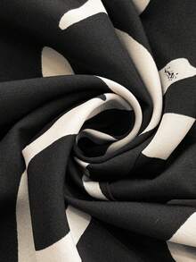 Juhart Vestido elegante de vacaciones de verano con estampado abstracto negro y albaricoque, hombros descubiertos, cruzado, calado y abertura alta para tallas grandes - Blanco y Negro - Ver 4