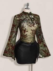 SHEIN ICON Áo kiểu nữ cỡ lớn mùa xuân/hè gợi cảm, phong cách retro cá tính, tiên phong, táo bạo, phong cách Y2K thanh lịch, hiện đại đô thị, màu xanh lá cây, lưới, nâu, họa tiết hoa nhung, kiểu sườn xám Trung Quốc mới, cổ khoét rỗng, tay áo loe buộc dây, dáng ôm. - màu xanh lá - Xem 4