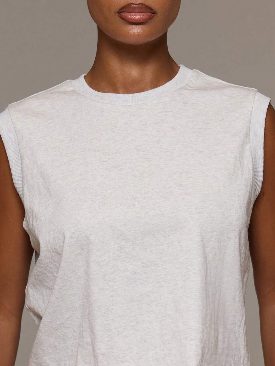 Graues Tanktop aus Baumwollmischung mit Rundhalsausschnitt und offenem Saum
