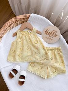 Bộ đồ mùa hè dễ thương cho bé gái gồm áo không tay thêu ren khoét lỗ và quần short cạp chun. - Màu Mù tạt vàng - Xem 2