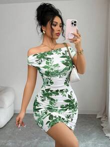 Nuevo vestido mini sexy con hombros descubiertos y fruncido para citas y vacaciones. Vestido mini elegante con estampado floral y hombros descubiertos para playa y vacaciones. Vestido mini ajustado con estampado floral de moda. - Verde - Ver 4