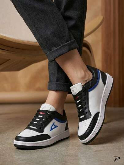 Sneakers blancos suela alta, tenis blancos con plataforma, zapatillas blancas urbanas, tenis con franja trasera, sneakers color contrastante, calzado blanco casual mujer, tenis urbanos con detalle de color, zapatillas blancas modernas, tenis chunky blancos, calzado sporty chic, tenis blancos primavera verano, sneakers de moda mujer, zapatos deportivos con estilo, tenis blancos básicos mujer, sneakers versátiles blancos.