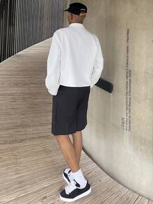 Ngobest Haus Ngobest Haus Jeune style de rue pour hommes, chemise à manches courtes polyvalente de couleur unie, convenant pour le streetwear, les tenues décontractées du quotidien, les sorties du week-end, les festivals de musique, les rassemblements sociaux et plus encore. Cette chemise est une pièce polyvalente essentielle dans la garde-robe d'un homme, en faisant un excellent cadeau pour les petits amis ou les maris. - Blanc - Voir 2