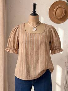 SHEIN CURVE+ Top Casual Versátil de Manga Curta com Gola Quadrada, Estampa Listrada e Bordado, Plus Size, Top de Verão - Amarelo - Visão 5