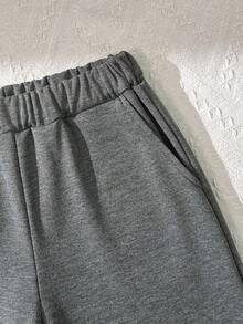 女童休闲运动套装，宽松圆领T恤搭配休闲裤，蜜桃色增添青春活力，面料柔软亲肤，适合日常休闲穿着、上学和度假。 - 深灰色 - 查看 6