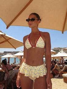 Swim Mod Novo Conjunto de Roupa de Banho Feminino, Lançamento de Verão Versátil para Praia, Maiô Bikini de 2 Peças com Saia com Babados. Estilo Doce Mais Vendido com Base Amarela e Floral Miúdo Azul, Top de Maiô Bikini Ajustável Combinado com Acabamento de Viés em Contraste Vermelho. Decorado com Acessórios de Flor de Metal. Bainha da Saia com Babados com Costura em Contraste Vermelho, Doce e Vibrante. Adequado para Praia de Verão, Piscina e Uso em Férias. - Multicolorido - Visão 3