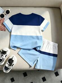 SHEIN 男童（小号）T恤套装，男童经典多色几何图案，英式撞色拼接，三色拼接，柔软圆领短袖T恤，搭配时尚简约短裤套装，男童服装，男童短袖短裤套装，男童两件套，适合夏季、海滩、运动、度假、日常基本搭配。 - 藍色 - 查看 2