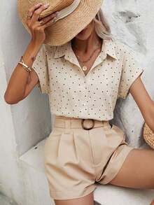 SHEIN Frenchy Áo sơ mi nữ tay ngắn dáng cánh dơi màu be phối chấm bi nâu - Kiểu dáng thanh lịch cho kỳ nghỉ xuân hè, thích hợp cho du lịch biển và đảo, trang phục dự đám cưới quý tộc, phong cách đồng quê cổ điển. - Nhiều màu - Xem 6
