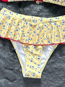 Swim Mod Novo Conjunto de Roupa de Banho Feminino, Lançamento de Verão Versátil para Praia, Maiô Bikini de 2 Peças com Saia com Babados. Estilo Doce Mais Vendido com Base Amarela e Floral Miúdo Azul, Top de Maiô Bikini Ajustável Combinado com Acabamento de Viés em Contraste Vermelho. Decorado com Acessórios de Flor de Metal. Bainha da Saia com Babados com Costura em Contraste Vermelho, Doce e Vibrante. Adequado para Praia de Verão, Piscina e Uso em Férias. - Multicolorido - Visão 7