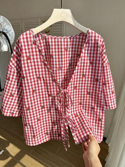 Comfortcana Camisa de algodón a cuadros rojos con bordado de fresa y nudo delantero, talla grande para verano