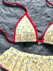 Swim Mod Novo Conjunto de Roupa de Banho Feminino, Lançamento de Verão Versátil para Praia, Maiô Bikini de 2 Peças com Saia com Babados. Estilo Doce Mais Vendido com Base Amarela e Floral Miúdo Azul, Top de Maiô Bikini Ajustável Combinado com Acabamento de Viés em Contraste Vermelho. Decorado com Acessórios de Flor de Metal. Bainha da Saia com Babados com Costura em Contraste Vermelho, Doce e Vibrante. Adequado para Praia de Verão, Piscina e Uso em Férias. - Multicolorido - Visão 6
