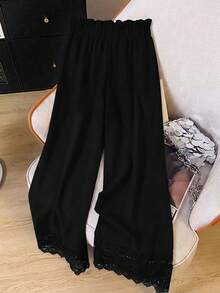 GlowEve CURVE Calça feminina plus size com efeito amassado, modelagem minimalista e solta, estampa floral em patchwork, ideal para a primavera/verão. Versátil para o dia a dia e para ir ao trabalho. - Preto - Ver 2