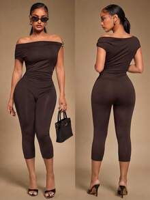 Radiana Bộ jumpsuit đen ôm sát, gợi cảm, bất đối xứng vai, trang trí khóa kim loại vàng, jumpsuit thường ngày, quần thường ngày, jumpsuit lửng, quần capri ôm sát, vải dệt kim co giãn cao, dáng ôm sát cơ thể, phù hợp cho các hoạt động thường ngày, mua sắm, hẹn hò, tụ họp, tiệc tùng, hộp đêm, tiệc cocktail, đi làm, du lịch nghỉ dưỡng. - Cà phê nâu - Xem 5