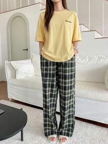 DAZY Bộ đồ nữ mùa hè thường ngày 2 món: Áo thun in chữ dáng rộng và quần kẻ caro. - Màu vàng - Xem 5