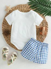 SHEIN Playful Pals 嬰幼兒男童/女童 0-3 歲夏季休閒可愛藍白條紋 Mom's Boy 標語包屁衣格紋短褲套裝 親子款寬鬆 - 藍色 - 查看 2