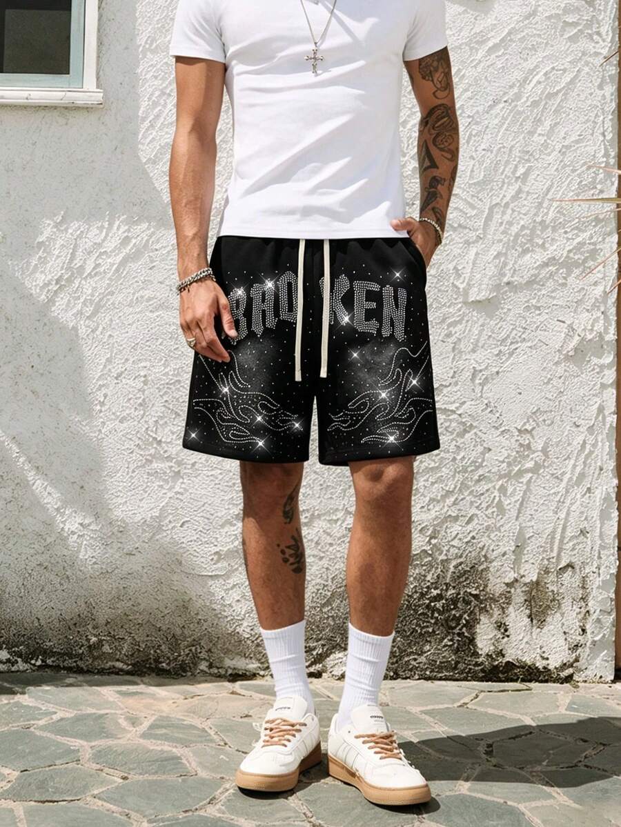 ROMWE MEN Street Life Pantalones cortos sueltos con cordón de cintura y letras de strass, estilo urbano para hombres - Negro - Ver 1