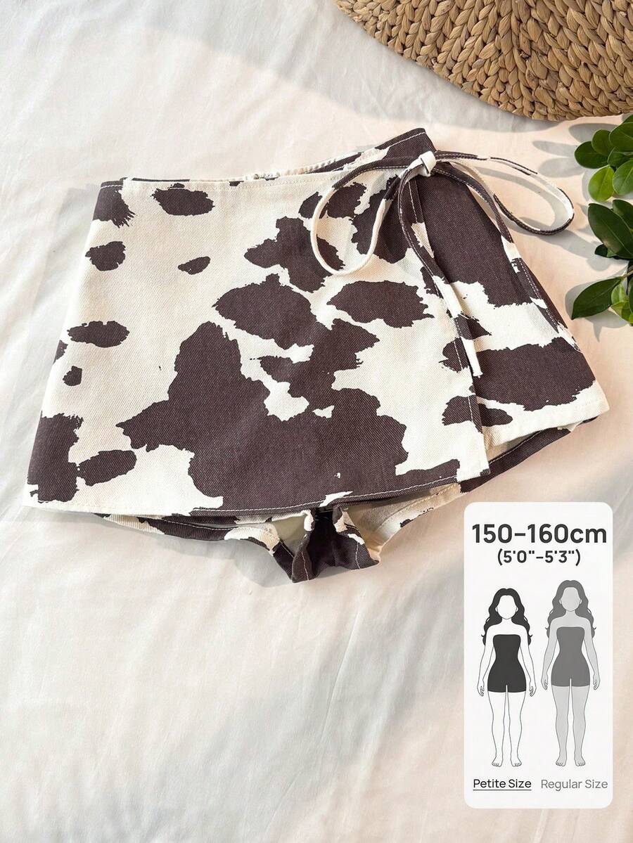 SHEIN PETITE Falda pantalón envolvente de mezclilla con estampado de vaca, atuendos casuales de verano y de fiesta de estilo Y2K para mujer. Falda pantalón de mezclilla con estampado de vaca y cintura con lazo, de verano - Blanco y Negro - Ver 1