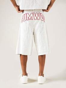 SUMWON Pantalones cortos de mezclilla con rayas, con estampado de logo en la parte trasera, ajuste relajado a la rodilla, estilo de calle de verano - Blanco y Negro - Ver 1