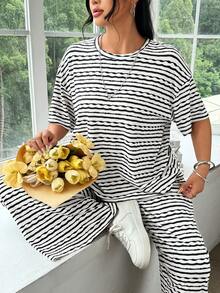 SHEIN EZwear Setelan Kaos Lengan Pendek dan Celana Panjang Kasual Motif Garis-garis untuk Wanita Ukuran Besar, Cocok untuk Musim Semi, Musim Panas, dan Musim Gugur, untuk Berpergian dan Liburan - Hitam dan Putih - View 2
