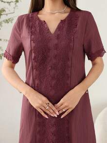 Al Najma 女士优雅法式蕾丝拼接V领阿拉伯风格连衣裙 - 紫色 - 查看 6