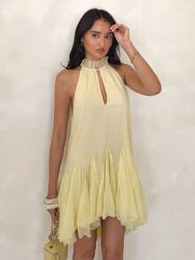SHEIN Glamour Vestido de verano de cuello halter amarillo claro para vacaciones y citas, vestido de línea A con volantes de malla calada y plisados en el bajo - Amarillo claro - Ver 3