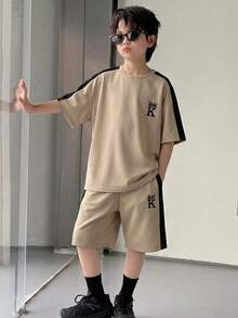 SHEIN Little Byeori 2件套儿童/青少年男童休闲撞色圆领短袖T恤短裤套装，字母印花，适合上学、通勤、日常休闲穿着、运动、春夏穿着 - 卡其色 - 查看 8