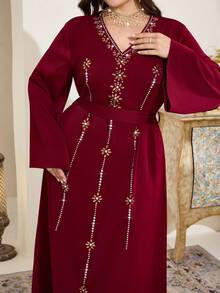 Al Najma Vestido maxi elegante de estilo árabe con cuello en V, manga larga y decoración de flores de strass para mujer de talla grande - Burdeos - Ver 6