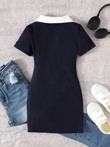 SHEIN 女童海军蓝白撞色休闲个性化撞色罗纹针织褶皱腰部修身Polo衫连衣裙，夏季连衣裙，Logo刺绣 - 藏蓝色 - 查看 3