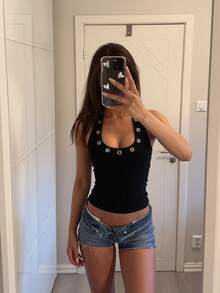SHEIN BAE 女士黑色金属孔眼露背吊带背心，采用光滑弹力针织面料，修身设计，方形露背领口，无袖，短款，适合春夏穿着，醒目的金属孔眼装饰，街头时尚风格，百搭必备单品，适合办公室、社交活动和城市通勤等场合。露背上衣，孔眼吊带背心，女士上衣，短款背心，黑色吊带衫 - 黑色 - 查看 5