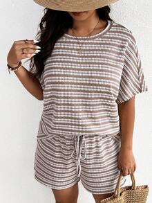 SHEIN Frenchy Bộ đồ mùa hè cỡ lớn gồm áo thun ngắn tay kẻ sọc và quần short (2 món) - Nhiều màu - Xem 4