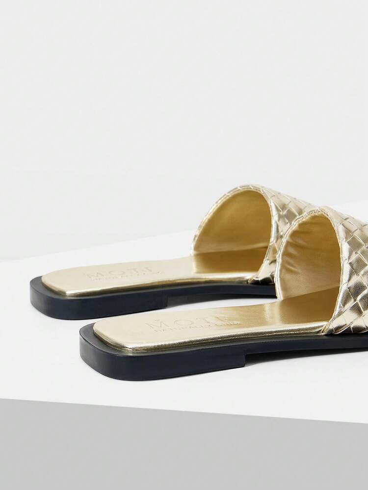 WOMEN SHOES EUROPE STATION'S NEW FASHIONABLE LIGHT GOLD PU LEATHER WOVEN SQUARE TOE OPEN-TOED FLAT-BOTTOMED SLIPPERS, CASUAL AND VERSATILE, SIMPLE AND ADVANCED SENSE, SLIP-ON IS NOT TIRED, AND THE TEMPERAMENT IS COMFORTABLE BEACH SLIPPERS