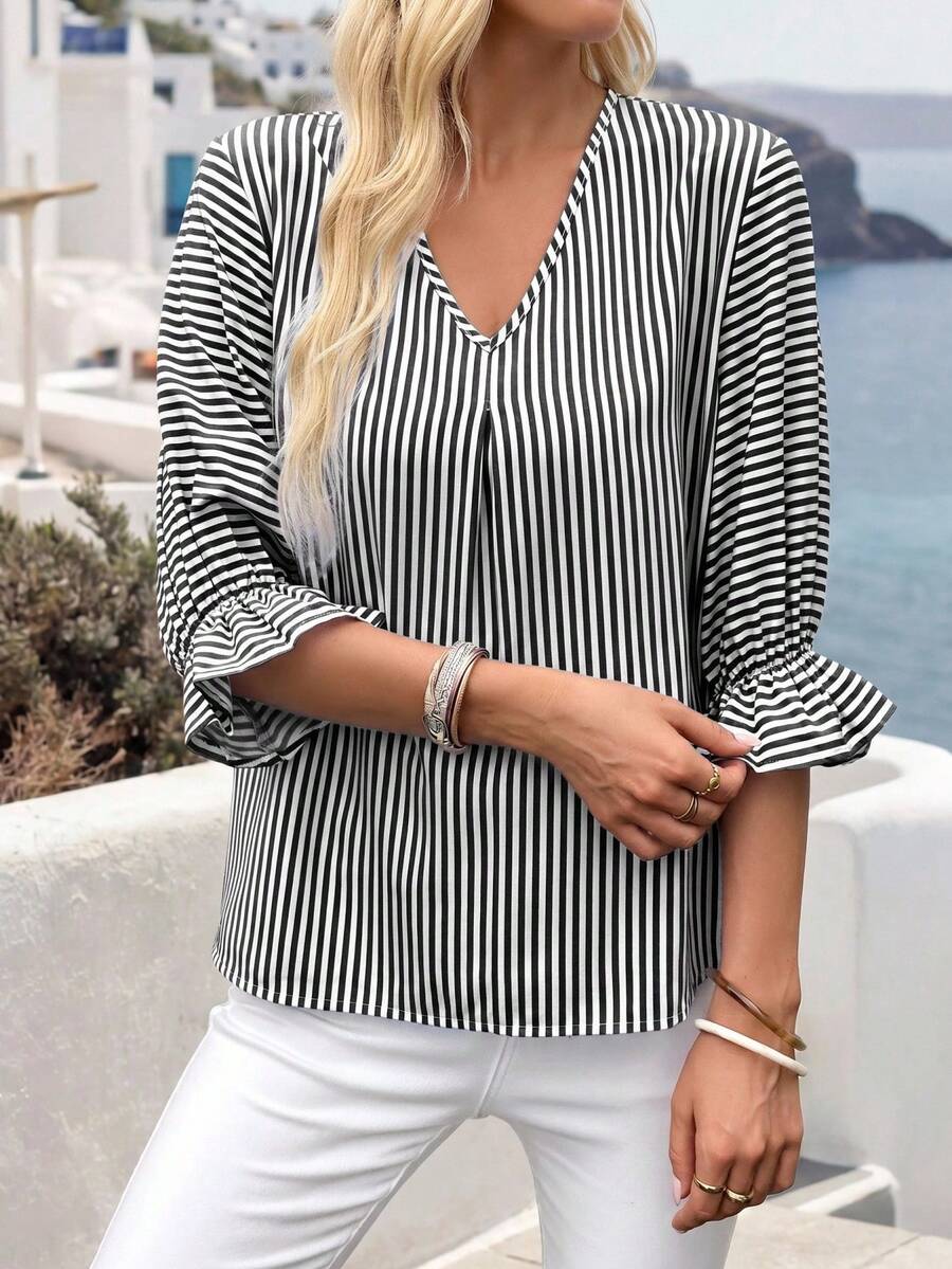Faunlyn Blusa de mujer con cuello en V a rayas, versátil y elegante para el uso diario y el trayecto al trabajo, con mangas acampanadas - Blanco y Negro - Ver 1