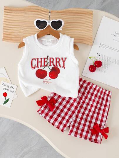 SHEIN Playful Pals Bộ đồ hè cho bé gái in hình quả anh đào màu trắng, áo không tay và quần short kẻ caro đỏ trắng, trang trí nơ đỏ, trang phục cần thiết cho mỗi ngày.
