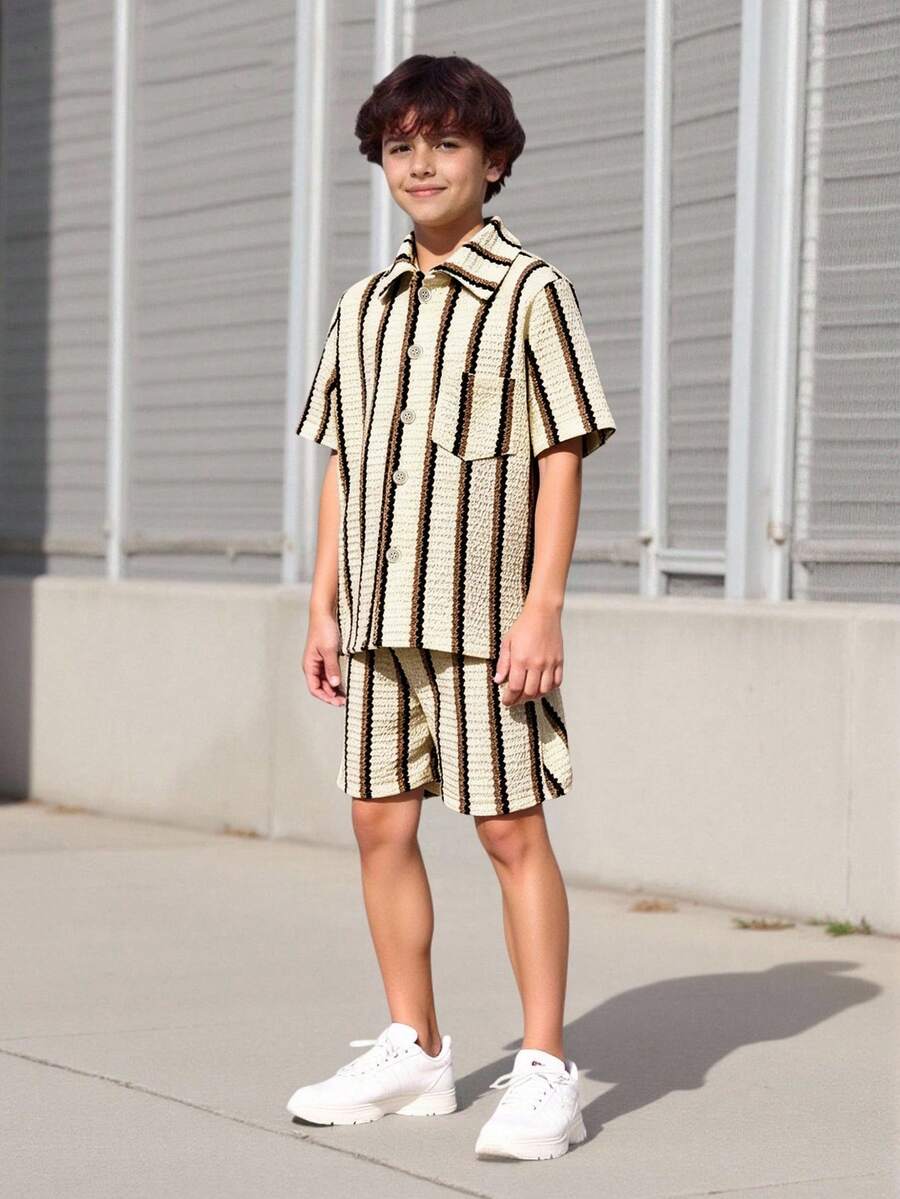 SHEIN Bộ đồ đôi cho bé trai gồm áo sơ mi ngắn tay và quần short dệt kim kẻ sọc dọc, chất liệu pha trộn, thân thiện với da và thoáng khí. Áo có thiết kế kẻ sọc dọc nhiều màu với cổ áo nhỏ và tay ngắn; quần short có chun co giãn. Phong cách thường ngày phù hợp cho kỳ nghỉ, đi nhà trẻ, đi biển, v.v. Có thể mặc cả bộ hoặc riêng lẻ để tạo nên một bộ trang phục trẻ em năng động, tươi sáng, một bộ đồ thời trang cho năm học mới. - Màu be - Xem 1