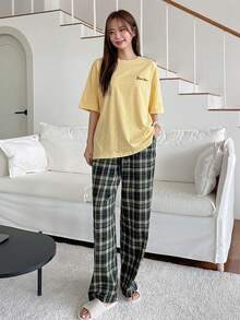 DAZY Bộ đồ nữ mùa hè thường ngày 2 món: Áo thun in chữ dáng rộng và quần kẻ caro. - Màu vàng - Xem 4
