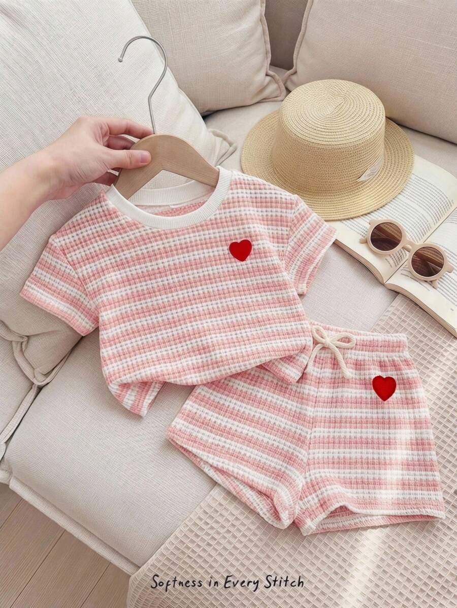 Cozy Pixies 2件套女婴夏季休闲针织粉色条纹爱心印花圆领T恤和短裤套装 - 粉色 - 查看 1