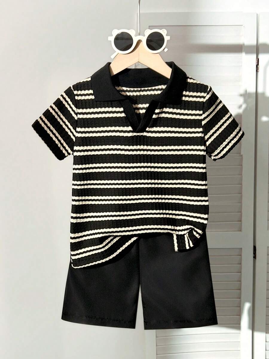 Souflis Souflis 2件組男童幼童套裝,男童套裝,夏季復古條紋紋理短袖POLO衫 + 休閒短褲2件組,上衣特點為翻領小V領設計,華夫格紋理針織條紋面料,復古配色並帶有內置紋理圖案 - 黑色 - View 1