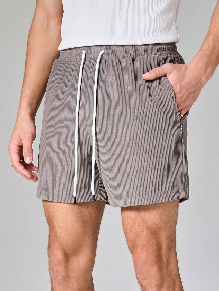 SUMWON Quần short nhung kẻ có dây rút, họa tiết gân dọc và túi bên hông, thích hợp cho trang phục mùa hè thường ngày, mang lại cảm giác thoải mái. - Màu xám đen - Xem 1
